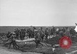 Standbild 27 Infanterie begraben ihre gefallenen Kameraden an Duncan Post Frankreich, 1918, aus Sekunde 28 historischem Filmmaterial Videoclip 65675048396