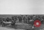 Standbild 27 Infanterie begraben ihre gefallenen Kameraden an Duncan Post Frankreich, 1918, aus Sekunde 29 historischem Filmmaterial Videoclip 65675048396