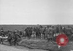 Standbild 27 Infanterie begraben ihre gefallenen Kameraden an Duncan Post Frankreich, 1918, aus Sekunde 30 historischem Filmmaterial Videoclip 65675048396