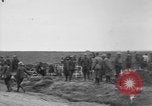 Standbild 27 Infanterie begraben ihre gefallenen Kameraden an Duncan Post Frankreich, 1918, aus Sekunde 31 historischem Filmmaterial Videoclip 65675048396