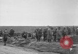 Standbild 27 Infanterie begraben ihre gefallenen Kameraden an Duncan Post Frankreich, 1918, aus Sekunde 32 historischem Filmmaterial Videoclip 65675048396