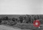 Standbild 27 Infanterie begraben ihre gefallenen Kameraden an Duncan Post Frankreich, 1918, aus Sekunde 33 historischem Filmmaterial Videoclip 65675048396