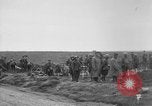 Standbild 27 Infanterie begraben ihre gefallenen Kameraden an Duncan Post Frankreich, 1918, aus Sekunde 34 historischem Filmmaterial Videoclip 65675048396