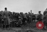 Standbild 27 Infanterie begraben ihre gefallenen Kameraden an Duncan Post Frankreich, 1918, aus Sekunde 35 historischem Filmmaterial Videoclip 65675048396