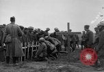 Standbild 27 Infanterie begraben ihre gefallenen Kameraden an Duncan Post Frankreich, 1918, aus Sekunde 36 historischem Filmmaterial Videoclip 65675048396
