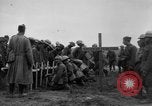Standbild 27 Infanterie begraben ihre gefallenen Kameraden an Duncan Post Frankreich, 1918, aus Sekunde 37 historischem Filmmaterial Videoclip 65675048396