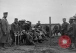 Standbild 27 Infanterie begraben ihre gefallenen Kameraden an Duncan Post Frankreich, 1918, aus Sekunde 39 historischem Filmmaterial Videoclip 65675048396