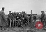 Standbild 27 Infanterie begraben ihre gefallenen Kameraden an Duncan Post Frankreich, 1918, aus Sekunde 42 historischem Filmmaterial Videoclip 65675048396