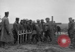 Standbild 27 Infanterie begraben ihre gefallenen Kameraden an Duncan Post Frankreich, 1918, aus Sekunde 43 historischem Filmmaterial Videoclip 65675048396