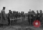 Standbild 27 Infanterie begraben ihre gefallenen Kameraden an Duncan Post Frankreich, 1918, aus Sekunde 45 historischem Filmmaterial Videoclip 65675048396