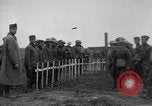 Standbild 27 Infanterie begraben ihre gefallenen Kameraden an Duncan Post Frankreich, 1918, aus Sekunde 46 historischem Filmmaterial Videoclip 65675048396