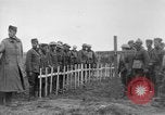 Standbild 27 Infanterie begraben ihre gefallenen Kameraden an Duncan Post Frankreich, 1918, aus Sekunde 58 historischem Filmmaterial Videoclip 65675048396