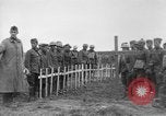 Standbild 27 Infanterie begraben ihre gefallenen Kameraden an Duncan Post Frankreich, 1918, aus Sekunde 59 historischem Filmmaterial Videoclip 65675048396