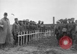 Standbild 27 Infanterie begraben ihre gefallenen Kameraden an Duncan Post Frankreich, 1918, aus Sekunde 60 historischem Filmmaterial Videoclip 65675048396