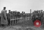 Standbild 27 Infanterie begraben ihre gefallenen Kameraden an Duncan Post Frankreich, 1918, aus Sekunde 61 historischem Filmmaterial Videoclip 65675048396