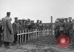 Standbild 27 Infanterie begraben ihre gefallenen Kameraden an Duncan Post Frankreich, 1918, aus Sekunde 62 historischem Filmmaterial Videoclip 65675048396