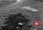 Standbild US-Truppen der 106th Infanterie an religiösen Dienst Frankreich, 1918, aus Sekunde 1 historischem Filmmaterial Videoclip 65675048397