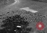 Standbild US-Truppen der 106th Infanterie an religiösen Dienst Frankreich, 1918, aus Sekunde 9 historischem Filmmaterial Videoclip 65675048397