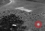 Standbild US-Truppen der 106th Infanterie an religiösen Dienst Frankreich, 1918, aus Sekunde 13 historischem Filmmaterial Videoclip 65675048397