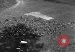 Standbild US-Truppen der 106th Infanterie an religiösen Dienst Frankreich, 1918, aus Sekunde 15 historischem Filmmaterial Videoclip 65675048397