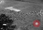 Standbild US-Truppen der 106th Infanterie an religiösen Dienst Frankreich, 1918, aus Sekunde 21 historischem Filmmaterial Videoclip 65675048397