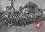 Standbild US-Truppen der 106th Infanterie an religiösen Dienst Frankreich, 1918, aus Sekunde 26 historischem Filmmaterial Videoclip 65675048397