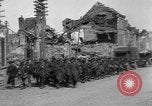 Standbild US-Truppen der 106th Infanterie an religiösen Dienst Frankreich, 1918, aus Sekunde 27 historischem Filmmaterial Videoclip 65675048397
