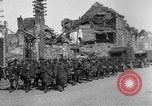 Standbild US-Truppen der 106th Infanterie an religiösen Dienst Frankreich, 1918, aus Sekunde 28 historischem Filmmaterial Videoclip 65675048397