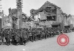 Standbild US-Truppen der 106th Infanterie an religiösen Dienst Frankreich, 1918, aus Sekunde 29 historischem Filmmaterial Videoclip 65675048397
