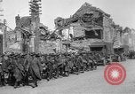 Standbild US-Truppen der 106th Infanterie an religiösen Dienst Frankreich, 1918, aus Sekunde 30 historischem Filmmaterial Videoclip 65675048397