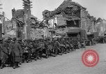 Standbild US-Truppen der 106th Infanterie an religiösen Dienst Frankreich, 1918, aus Sekunde 31 historischem Filmmaterial Videoclip 65675048397