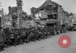 Standbild US-Truppen der 106th Infanterie an religiösen Dienst Frankreich, 1918, aus Sekunde 32 historischem Filmmaterial Videoclip 65675048397