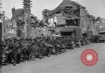 Standbild US-Truppen der 106th Infanterie an religiösen Dienst Frankreich, 1918, aus Sekunde 33 historischem Filmmaterial Videoclip 65675048397