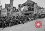 Standbild US-Truppen der 106th Infanterie an religiösen Dienst Frankreich, 1918, aus Sekunde 34 historischem Filmmaterial Videoclip 65675048397