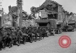 Standbild US-Truppen der 106th Infanterie an religiösen Dienst Frankreich, 1918, aus Sekunde 35 historischem Filmmaterial Videoclip 65675048397