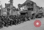 Standbild US-Truppen der 106th Infanterie an religiösen Dienst Frankreich, 1918, aus Sekunde 36 historischem Filmmaterial Videoclip 65675048397