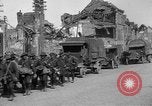 Standbild US-Truppen der 106th Infanterie an religiösen Dienst Frankreich, 1918, aus Sekunde 37 historischem Filmmaterial Videoclip 65675048397