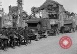 Standbild US-Truppen der 106th Infanterie an religiösen Dienst Frankreich, 1918, aus Sekunde 38 historischem Filmmaterial Videoclip 65675048397