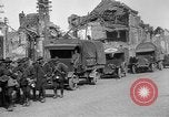 Standbild US-Truppen der 106th Infanterie an religiösen Dienst Frankreich, 1918, aus Sekunde 39 historischem Filmmaterial Videoclip 65675048397
