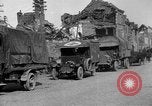 Standbild US-Truppen der 106th Infanterie an religiösen Dienst Frankreich, 1918, aus Sekunde 44 historischem Filmmaterial Videoclip 65675048397