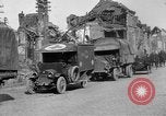 Standbild US-Truppen der 106th Infanterie an religiösen Dienst Frankreich, 1918, aus Sekunde 46 historischem Filmmaterial Videoclip 65675048397