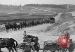 Standbild US-Truppen der 106th Infanterie an religiösen Dienst Frankreich, 1918, aus Sekunde 58 historischem Filmmaterial Videoclip 65675048397