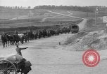 Standbild US-Truppen der 106th Infanterie an religiösen Dienst Frankreich, 1918, aus Sekunde 60 historischem Filmmaterial Videoclip 65675048397