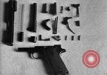 Standbild Colt Modell 1911 halbautomatische Pistole United States USA, 1918, aus Sekunde 4 historischem Filmmaterial Videoclip 65675048402