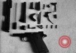 Standbild Colt Modell 1911 halbautomatische Pistole United States USA, 1918, aus Sekunde 8 historischem Filmmaterial Videoclip 65675048402