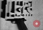 Standbild Colt Modell 1911 halbautomatische Pistole United States USA, 1918, aus Sekunde 11 historischem Filmmaterial Videoclip 65675048402