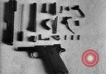 Standbild Colt Modell 1911 halbautomatische Pistole United States USA, 1918, aus Sekunde 14 historischem Filmmaterial Videoclip 65675048402
