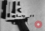 Standbild Colt Modell 1911 halbautomatische Pistole United States USA, 1918, aus Sekunde 35 historischem Filmmaterial Videoclip 65675048402