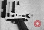 Standbild Colt Modell 1911 halbautomatische Pistole United States USA, 1918, aus Sekunde 39 historischem Filmmaterial Videoclip 65675048402