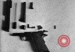 Standbild Colt Modell 1911 halbautomatische Pistole United States USA, 1918, aus Sekunde 41 historischem Filmmaterial Videoclip 65675048402